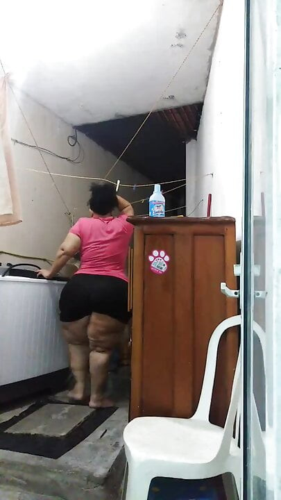 Çamaşır makinemin koca kıçımı hareket ettirmesine bayılıyorum.