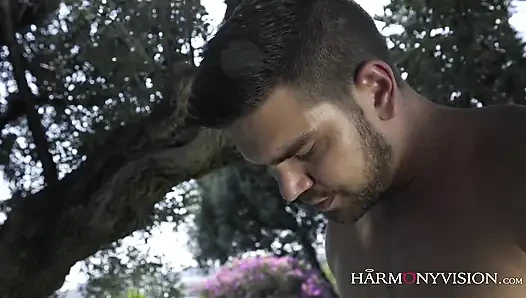 Ateşli sarışın açık havada yarağa biniyor