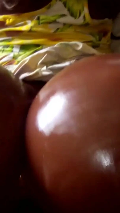 O sarı güneş elbisesini kaldırıyorum, böylece o muhteşem, yağlı, büyük beyaz Afrikalı yanaklarını sikebilirim! LOL | Klip 1
