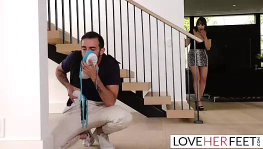 Ateşli üvey teyzemin kokmuş tenis ayakkabılarını koklarken yakalandım