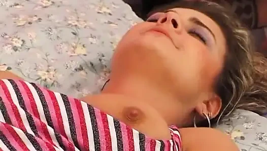 Sevimli kız yarak emmek için mastürbasyon yapıyor