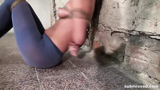 Terli Jenny bağlı ve taşakla sikiliyor