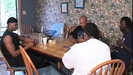 Seksi sarışında büyük siyah yarak... Siyah ve beyaz anal üçlü grup seks