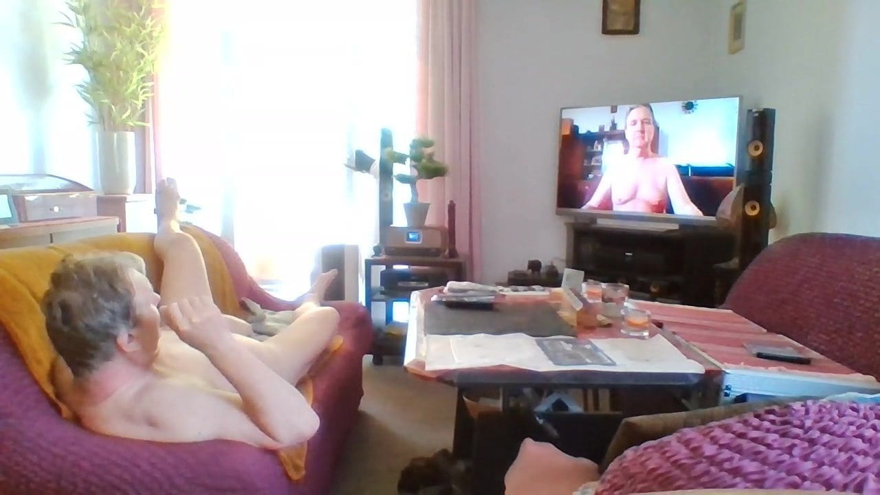 Fetter Kerl wichst zu eigenen Videos
