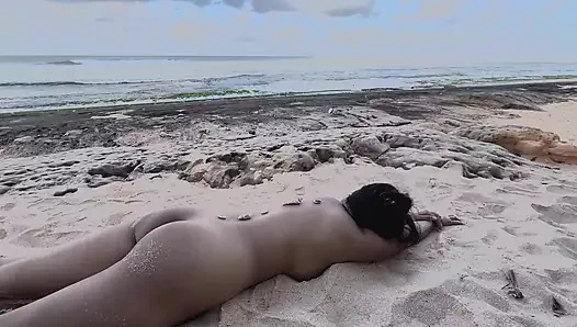 Tobrut kız plajda sikişiyor