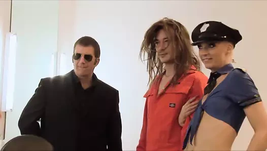 Büyük memeli, kışkırtıcı kalçalı file çorap ve erotik kostümler giyen bir çift seksi sarışın