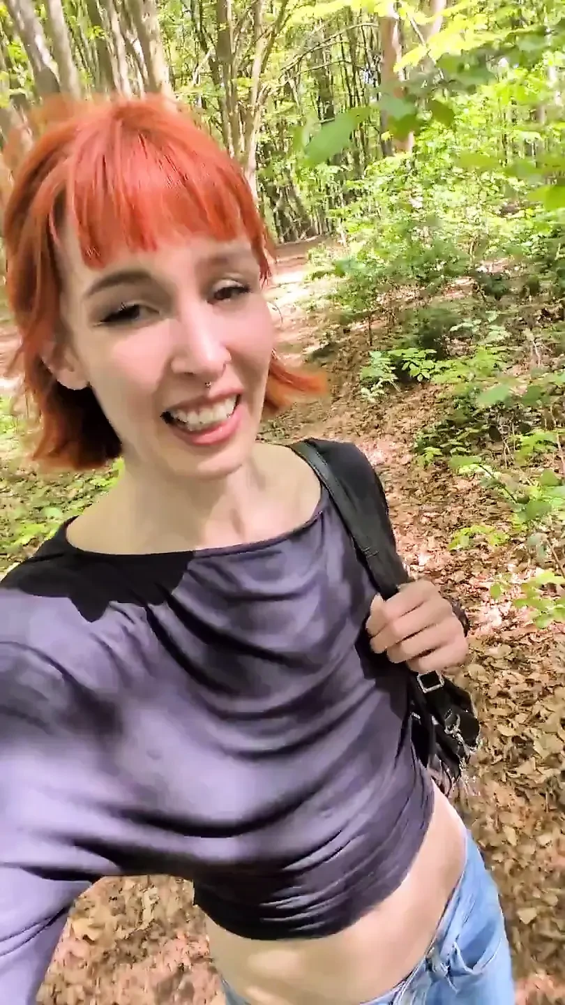 Roztomilá dívka tvrdě stříká v přírodě