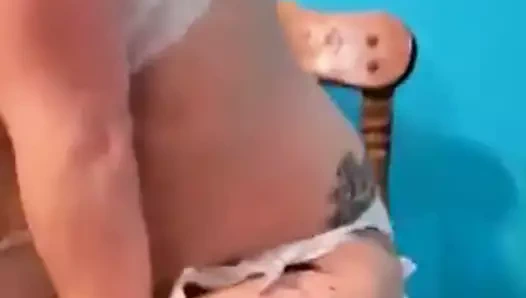 Mifl sandalyede oyuncak sürmek