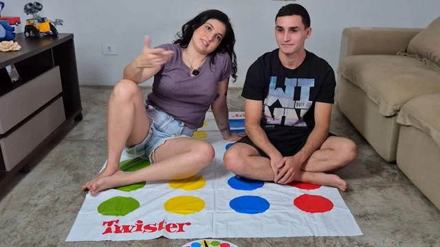 Rafaela ve Igor Strip Twister'ın baştan çıkarıcı oyununa dalıyor