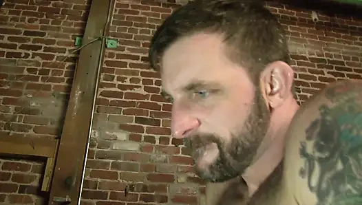 Genç adam azgın eşcinsel tarafından kullanılıyor