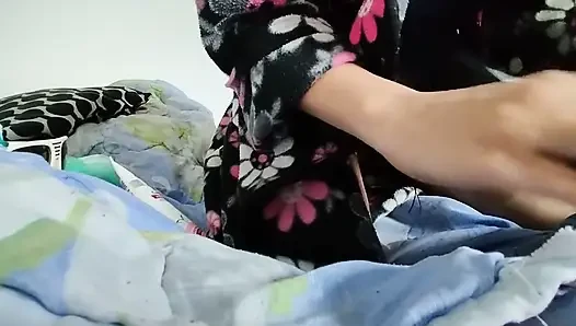 Милфа Занимается Обнаженной Йогой, Волосатой Киской, Большой Задницей, Большими Сиськами В Любительском Видео
