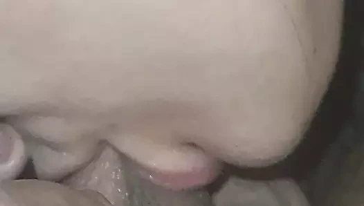 Üvey anne üvey oğlunun amıyla oynarken yarağını emiyor ve yalıyor