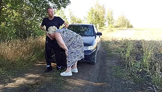 Herkesin içinde doğada yazdı, bir komşusunu ağzından sikti ve dölle doldurdu