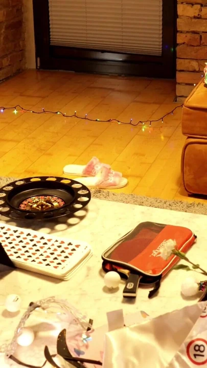 İki kız bir adam Noel için hediye ve rulet dönen mastürbasyon meydan okuması partisi | Klip 1