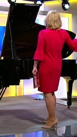 Susan Link sexy im kurzen Kleid und High Heels Zeitlupe