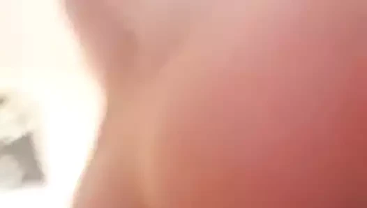 Sürtük twerking ve gösterme kedi ve göğüsleri