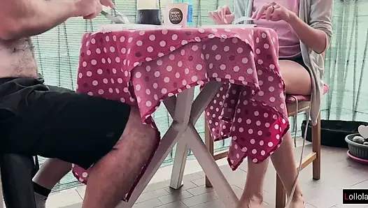 İtalyan çift derin dölleme yedikten sonra masanın altında sakso çekiyor bakış açısı