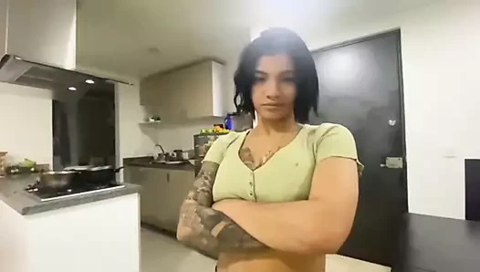 Babamın karısı sikimi emiyor - onu fark ediyorum ve sikiyorum (1080p)