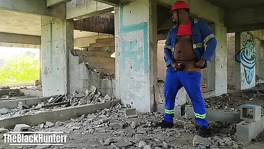 Öğle yemeğinde binada yalnız