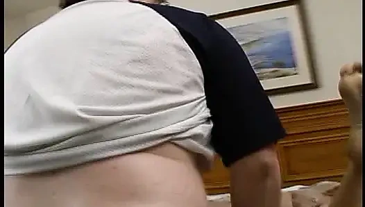 Şişman adam yatakta yaramaz bir hatunun ıslak amını parçalıyor ve dolduruyor