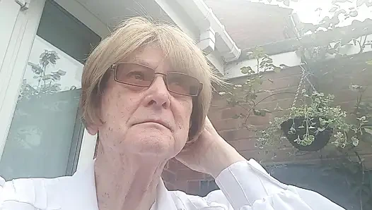 Açık bluz açık havada