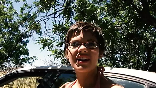 Haileey James yarak seven gözlüklü kısa saçlı bir esmer