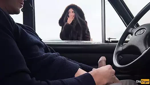 Yabancı park yerinde arabanın penceresinden bana elle muamele çekti