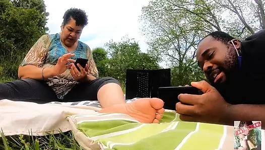 Sunny12s professionelle masseuse eine überfällige fußmassage geben und füße lutschen