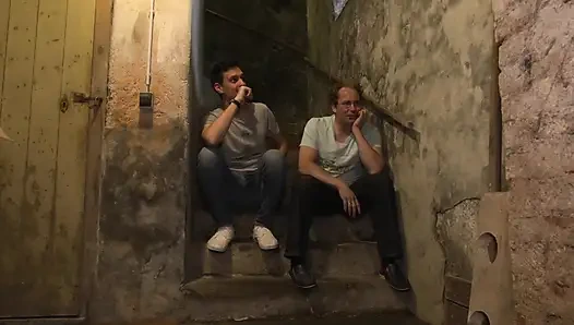 Güzel sarışın sıcak dölüyle ağzına sağılıyor