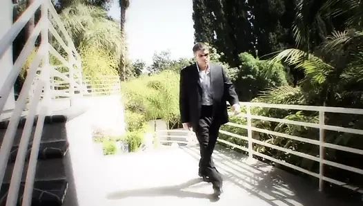 Muhteşem sarışının kedi kanepede sert bir şekilde çarptı