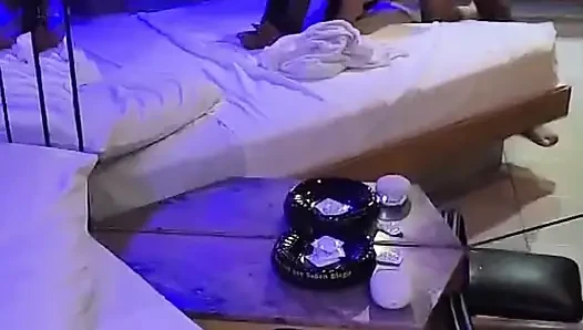 Arjantinli göt deliği bir otelde bir boğayla tanışıyor ve kocasına çok sert sikiliyor bir video gönderiyor