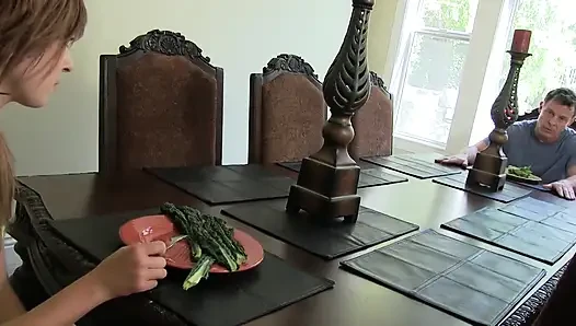 Kaylee Haze üvey babasının yarağını alıyor