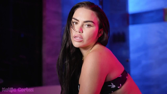 Katija Cortez banyoda ateşli oluyor