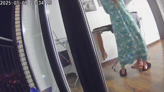 Gerçek aldatma. Kocası işteyken evli kadın arkadaşıyla sikişiyor