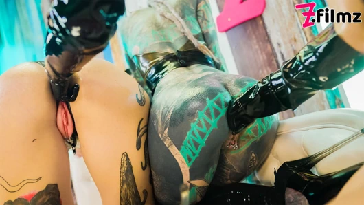 Anuskatzz, Miss Flora ve Lisa ile lateks lezbiyen eğlencesi