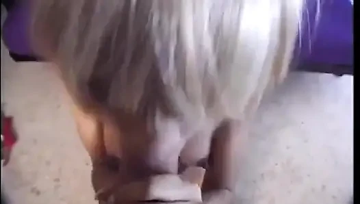 Seksi pembe iç çamaşırlı sapık ev hanımı sarışın zenci kadının yüzüne kremsi boşalıyor