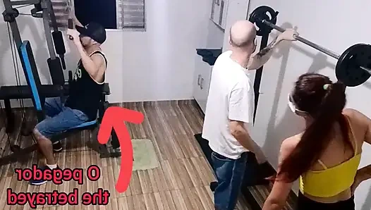 Femme trompant son mari à la salle de sport dans son dos !
