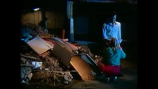 Azgın orta yaşlı seksi kadın seks yapmadan önce yabancının büyük bir yarağını emiyor