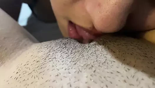 Üvey kız kardeşim külotumu çıkarıyor ve amımı emiyor