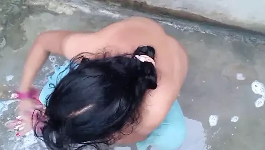 Desi yenge ko banyo beni jhuka kar chod diya