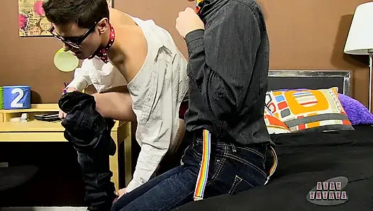 Prezervatifsiz oğlanların götünü sikiyor