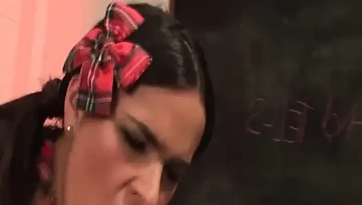 Ateşli üniversiteli kızlar iç çamaşırlı sahne 3_busty esmer sınıfta sikişerek tahrik oluyor