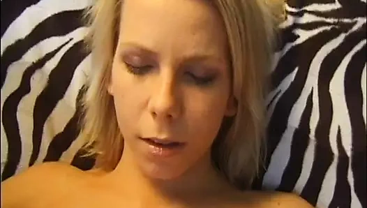 Teşhirci bir sokak fahişesi olan Zuzana'nın ilk pornosu