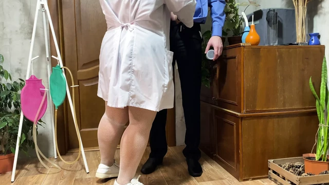 Doğal göğüslü kadın doktor büyük bir yarağıyla mastürbasyon yapıyor ve döl analizi yaptırıyor