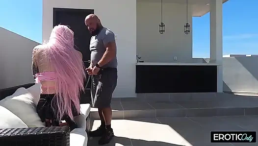 Kariyer yapmak istiyor ve buna çok çaba harcıyor