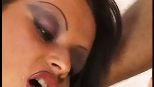 Güzel bir genç kız için yoğun anal seks