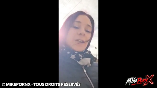 Komşu, arabasının kaputunda onu söküyor