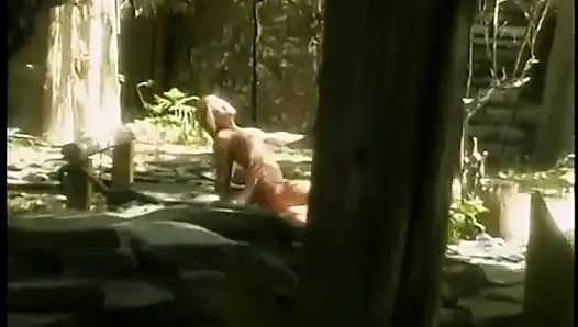 Şehvetli sarışın yuvarlak götünü arkadan siktiriyor