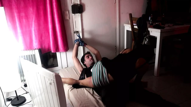 Amatör çift oturma odasında seks oyunu oynuyor