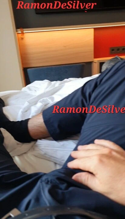 Üstat ramon Almanya'da bir otelde bir köle seansından sonra rahatlıyor, 1 saatlik ayak yalamak çok yorucu!